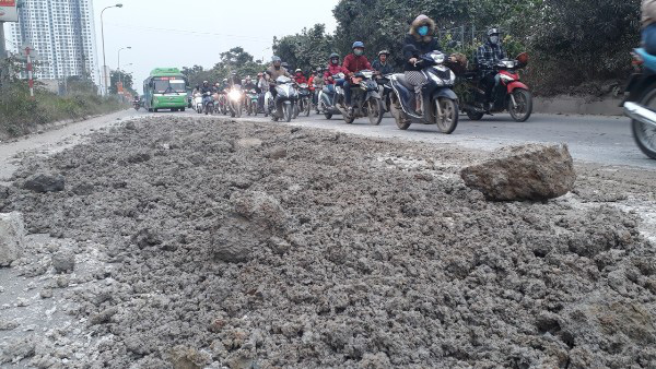 Tái diễn tình trạng bùn đất phủ kín đường gom Đại lộ Thăng Long - Ảnh 1. Tái diễn tình trạng bùn đất phủ kín đường gom Đại lộ Thăng Long - Ảnh 1.