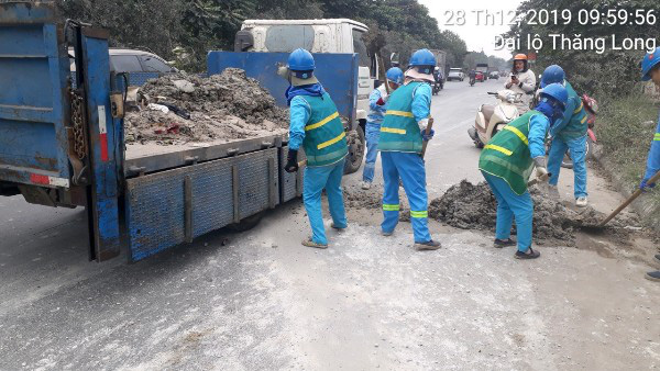 Tái diễn tình trạng bùn đất phủ kín đường gom Đại lộ Thăng Long - Ảnh 2. Tái diễn tình trạng bùn đất phủ kín đường gom Đại lộ Thăng Long - Ảnh 2.