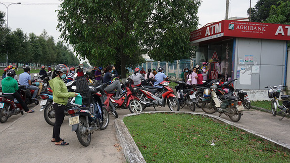 Trả lương, thưởng Tết bằng tiền mặt để giảm quá tải tại các trụ ATM - Ảnh 1. Trả lương, thưởng Tết bằng tiền mặt để giảm quá tải tại các trụ ATM - Ảnh 1.