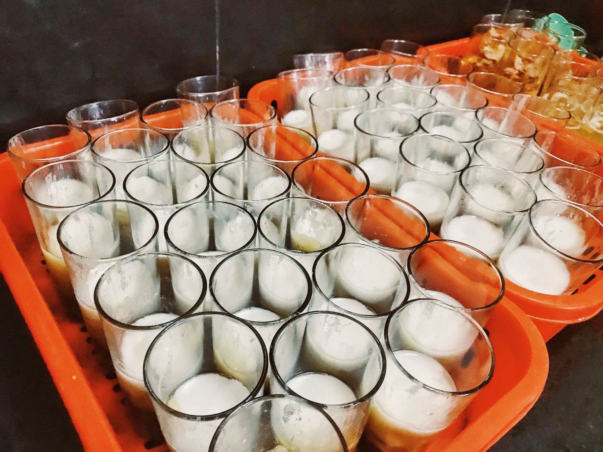 Vị ngọt lạ của chè bột lọc heo quay tại quán “chè dân đen” lâu năm nhất cố đô Huế - Ảnh 4. Vị ngọt lạ của chè bột lọc heo quay tại quán “chè dân đen” lâu năm nhất cố đô Huế - Ảnh 4.