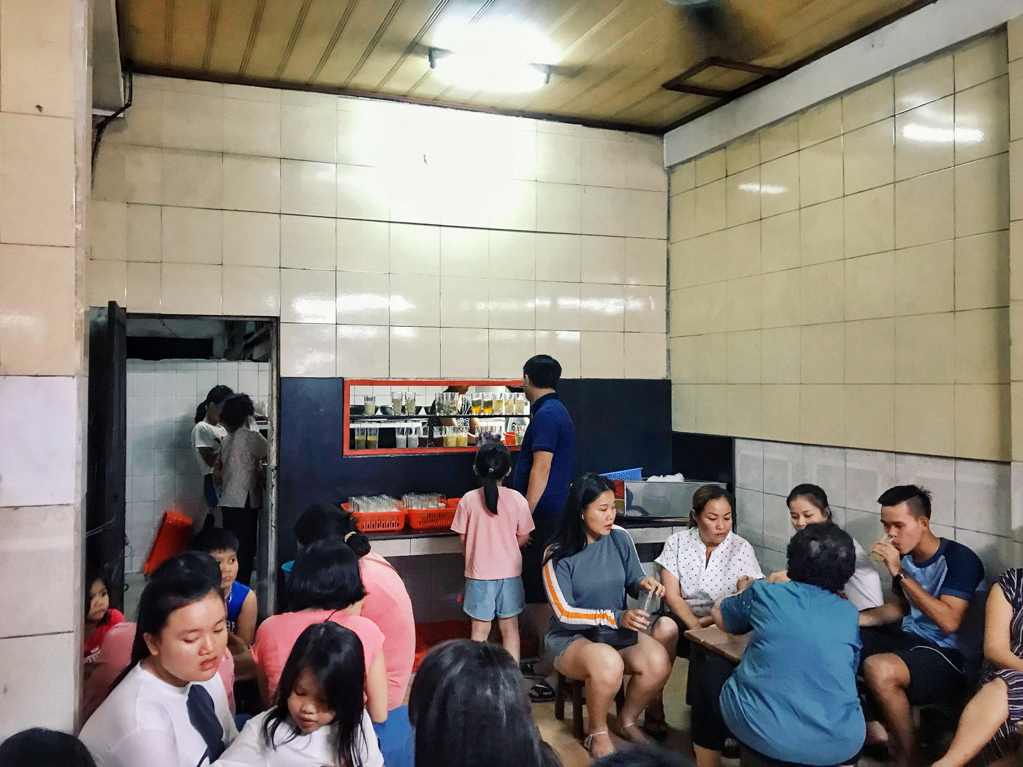 Vị ngọt lạ của chè bột lọc heo quay tại quán “chè dân đen” lâu năm nhất cố đô Huế - Ảnh 5. Vị ngọt lạ của chè bột lọc heo quay tại quán “chè dân đen” lâu năm nhất cố đô Huế - Ảnh 5.