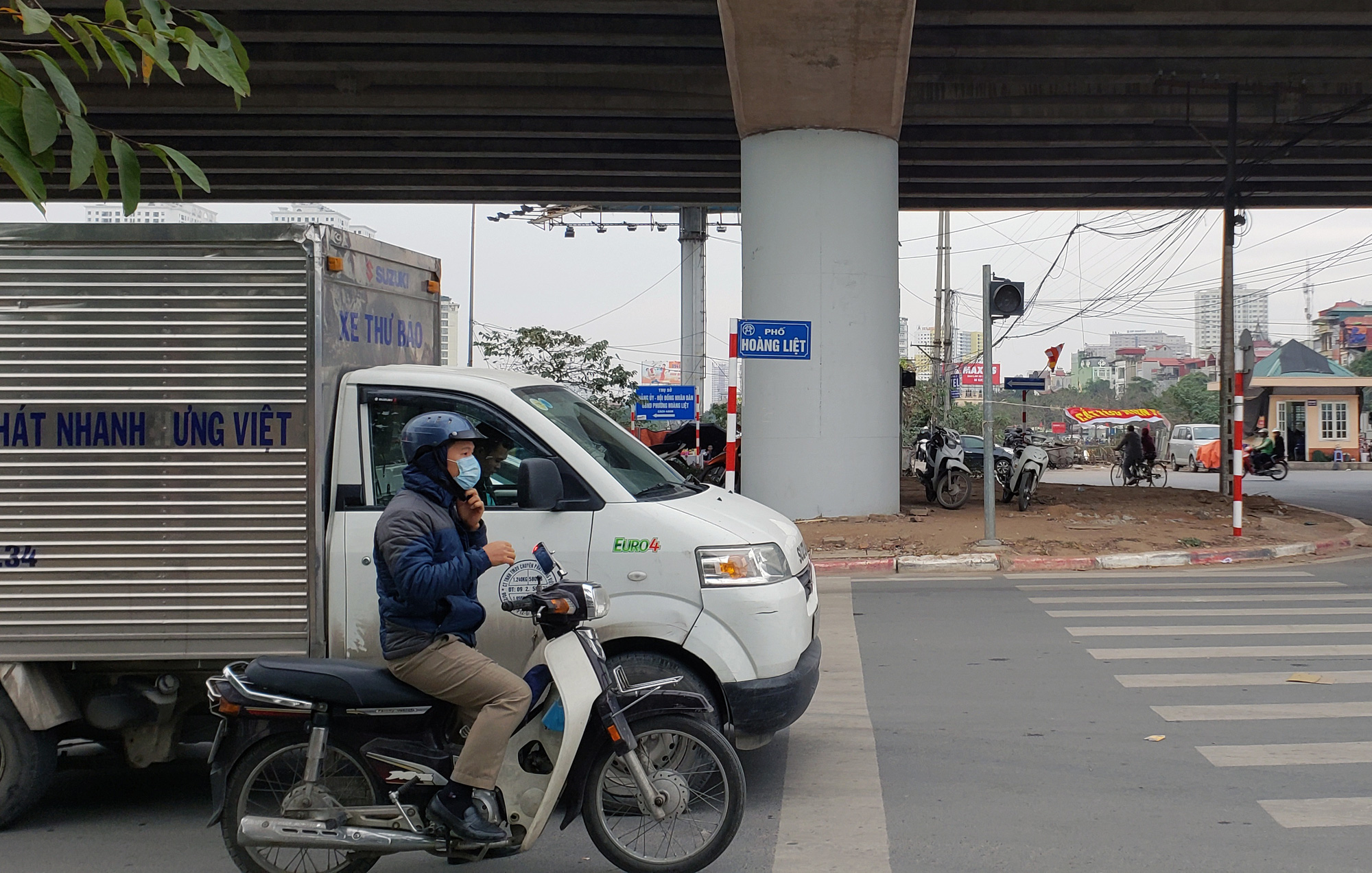 Tài xế phát nản vì 'đèn đỏ hơn trăm, đèn xanh hai chục' ở nút giao Giải Phóng - Hoàng Liệt - Ảnh 5. Tài xế phát nản vì 'đèn đỏ hơn trăm, đèn xanh hai chục' ở nút giao Giải Phóng - Hoàng Liệt - Ảnh 5.