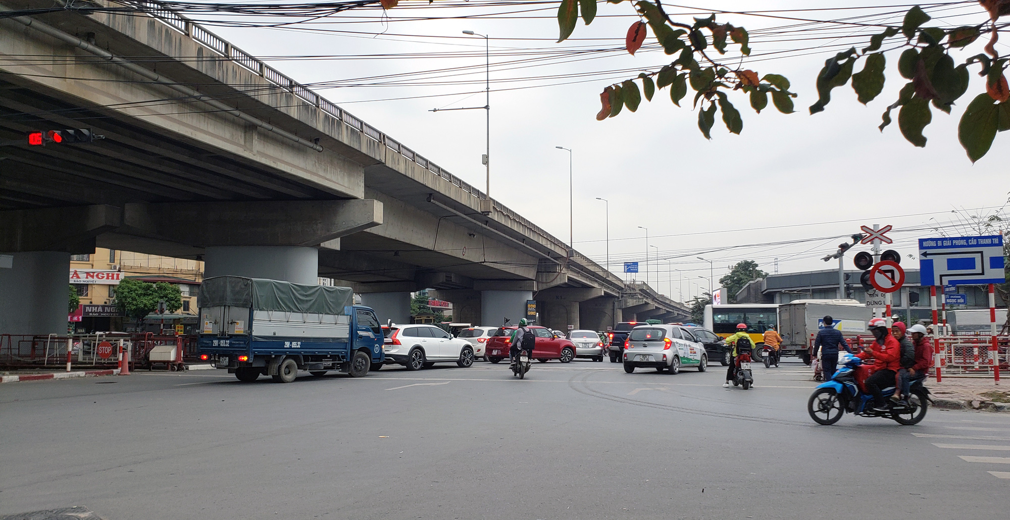 Tài xế phát nản vì 'đèn đỏ hơn trăm, đèn xanh hai chục' ở nút giao Giải Phóng - Hoàng Liệt - Ảnh 8. Tài xế phát nản vì 'đèn đỏ hơn trăm, đèn xanh hai chục' ở nút giao Giải Phóng - Hoàng Liệt - Ảnh 8.