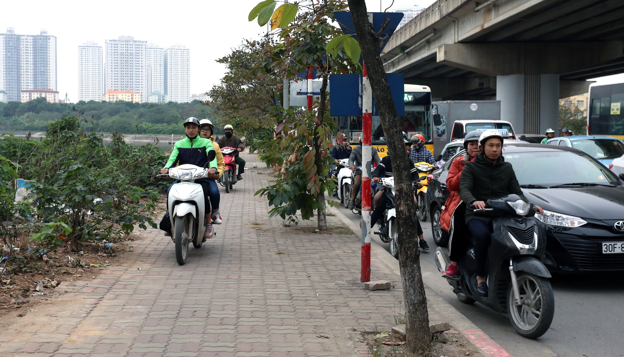 Tài xế phát nản vì 'đèn đỏ hơn trăm, đèn xanh hai chục' ở nút giao Giải Phóng - Hoàng Liệt - Ảnh 11. Tài xế phát nản vì 'đèn đỏ hơn trăm, đèn xanh hai chục' ở nút giao Giải Phóng - Hoàng Liệt - Ảnh 11.