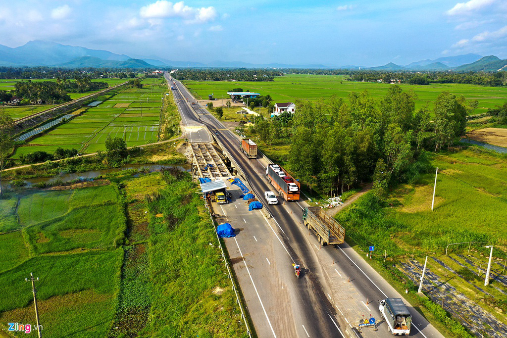 Quốc lộ 1 ngổn ngang trước Tết vì hàng loạt cầu bị tháo dỡ - Ảnh 1. Quốc lộ 1 ngổn ngang trước Tết vì hàng loạt cầu bị tháo dỡ - Ảnh 1.