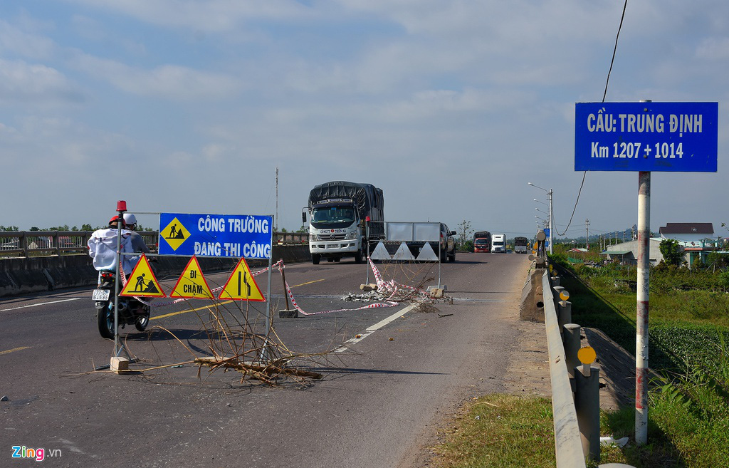 Quốc lộ 1 ngổn ngang trước Tết vì hàng loạt cầu bị tháo dỡ - Ảnh 2. Quốc lộ 1 ngổn ngang trước Tết vì hàng loạt cầu bị tháo dỡ - Ảnh 2.