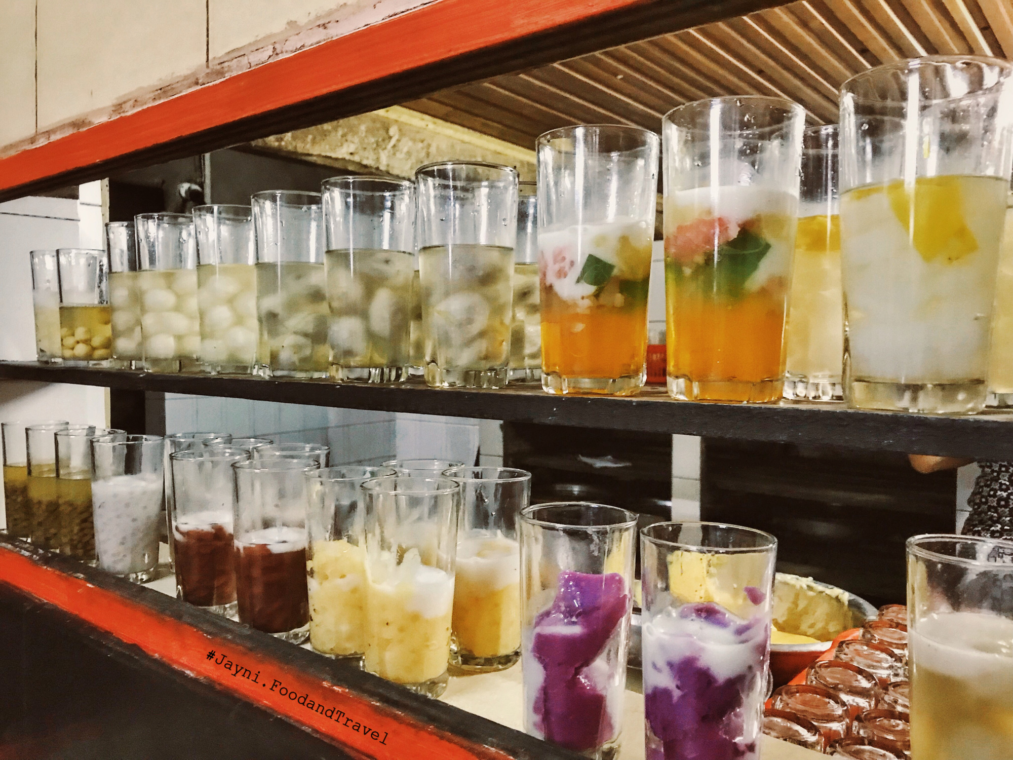 Vị ngọt lạ của chè bột lọc heo quay tại quán “chè dân đen” lâu năm nhất cố đô Huế - Ảnh 2. Vị ngọt lạ của chè bột lọc heo quay tại quán “chè dân đen” lâu năm nhất cố đô Huế - Ảnh 2.