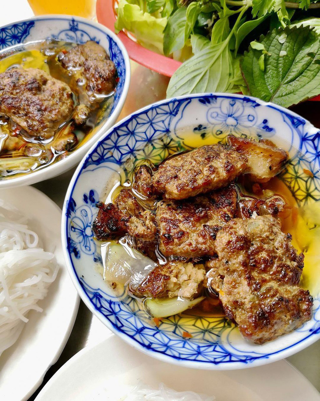 Nhung mon ngon Ha Noi duoc bao nuoc ngoai de xuat thu hinh anh 7 bun_cha_Thon.foodie.jpg