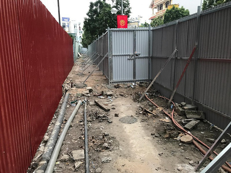 Chính quyền quây rào chuẩn bị phá dỡ cao ốc 8B – Lê Trực? - Ảnh 2. Chính quyền quây rào chuẩn bị phá dỡ cao ốc 8B – Lê Trực? - Ảnh 2.
