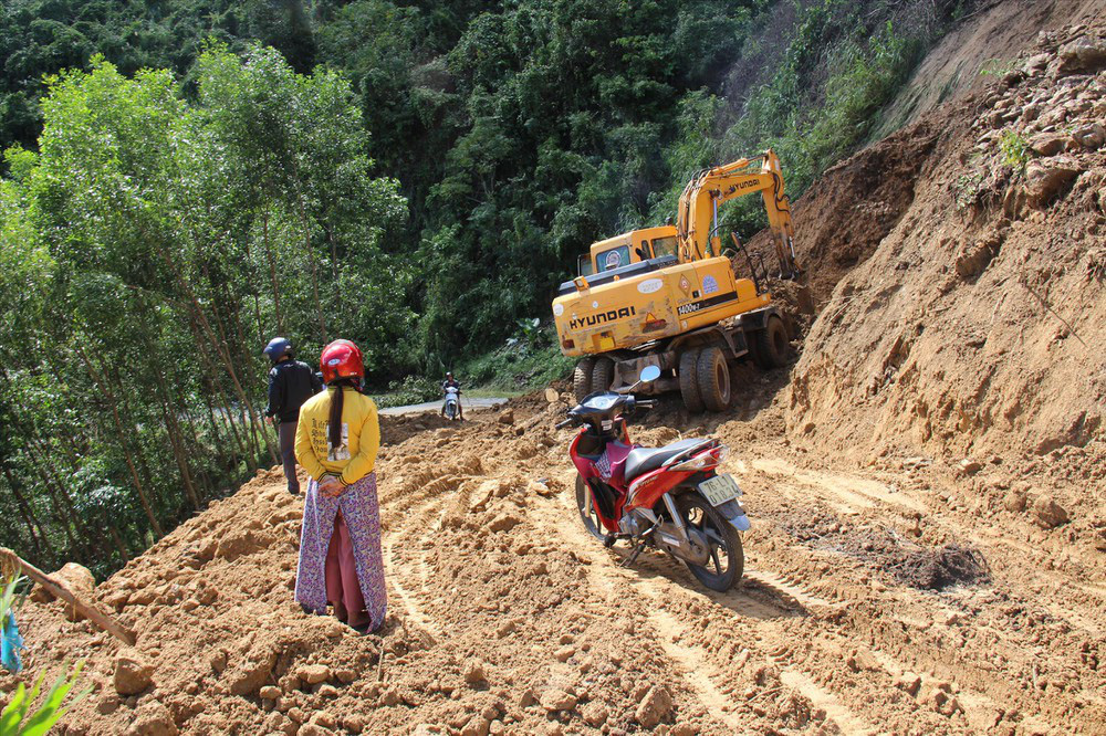 Băng rừng, lội suối vượt gần 150 km để… rút tiền lương! - Ảnh 1. Băng rừng, lội suối vượt gần 150 km để… rút tiền lương! - Ảnh 1.