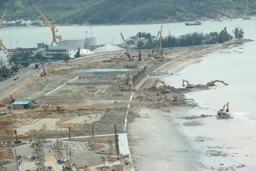 Nạo vét, cắt xén 48.600 m2 xây khu cao ốc lấn biển ở Quy Nhơn - Ảnh 1.