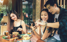 Mercedes bán gấu bông, Tiffany mở nhà hàng tại Trung Quốc, có khách phải chờ 6 tháng để được ăn