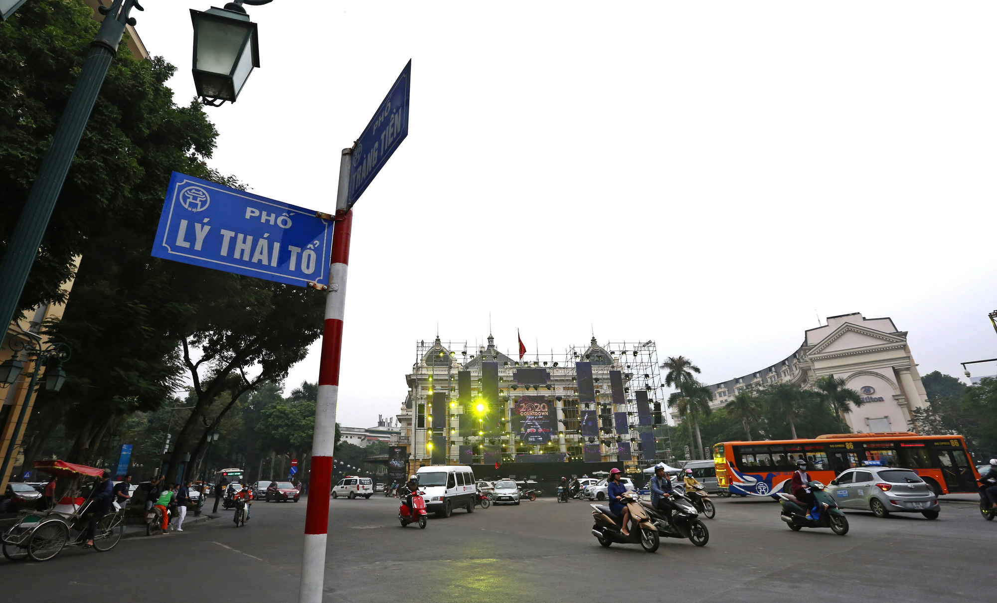 Người dân đổ về phố đi bộ xem đếm ngược chào năm mới, đường Đinh Tiên Hoàng ùn tắc - Ảnh 1. Người dân đổ về phố đi bộ xem đếm ngược chào năm mới, đường Đinh Tiên Hoàng ùn tắc - Ảnh 1.