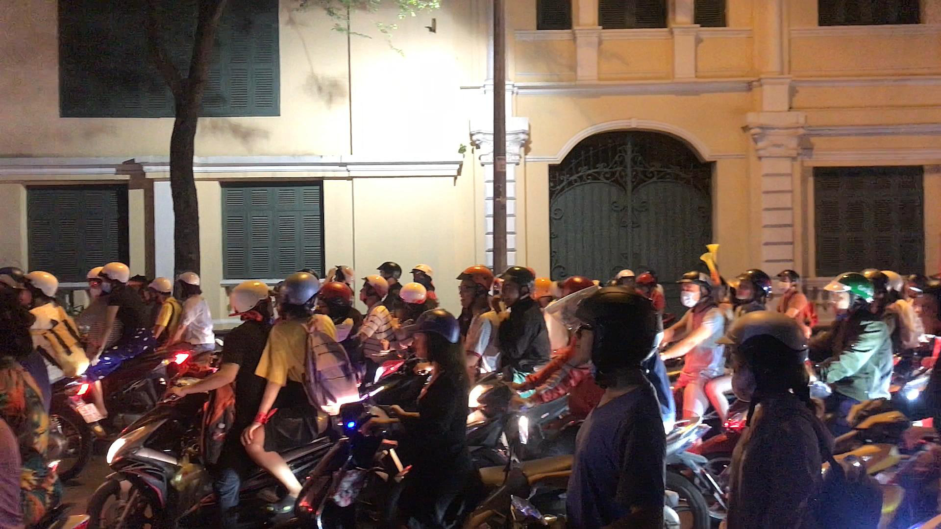 Dân Sài Gòn đổ về trung tâm, háo hức chờ đón năm mới 2020 - Ảnh 1. Dân Sài Gòn đổ về trung tâm, háo hức chờ đón năm mới 2020 - Ảnh 1.
