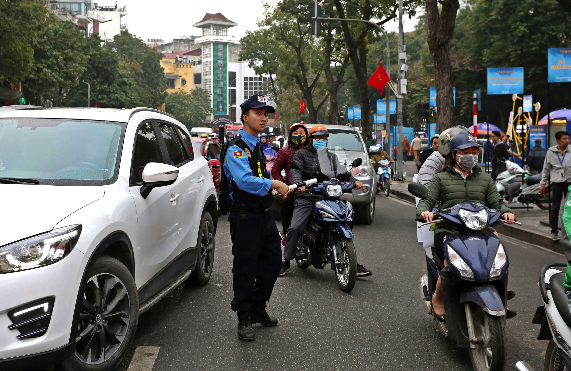 Người dân đổ về phố đi bộ xem đếm ngược chào năm mới, đường Đinh Tiên Hoàng ùn tắc - Ảnh 10. Người dân đổ về phố đi bộ xem đếm ngược chào năm mới, đường Đinh Tiên Hoàng ùn tắc - Ảnh 10.