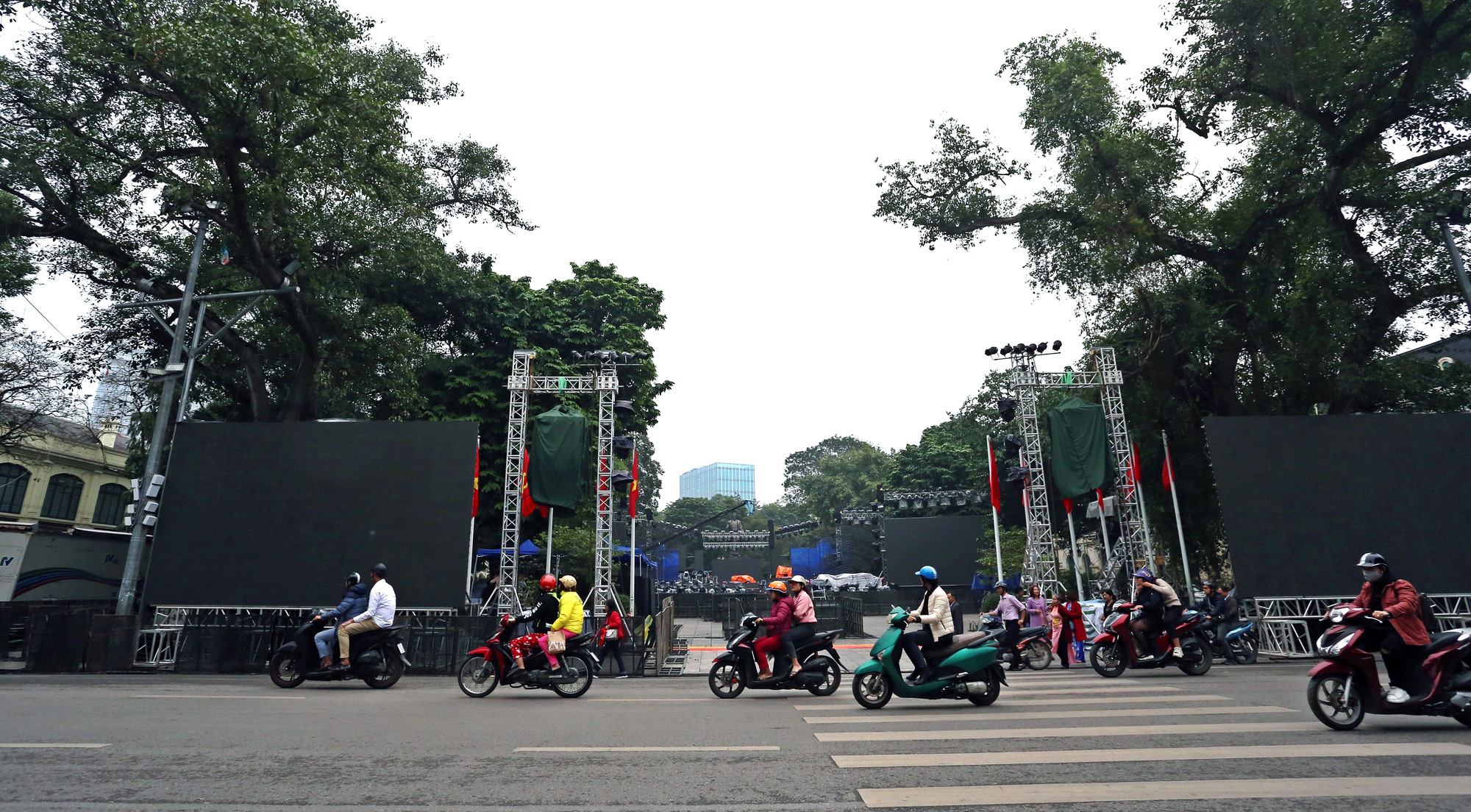 Người dân đổ về phố đi bộ xem đếm ngược chào năm mới, đường Đinh Tiên Hoàng ùn tắc - Ảnh 2. Người dân đổ về phố đi bộ xem đếm ngược chào năm mới, đường Đinh Tiên Hoàng ùn tắc - Ảnh 2.
