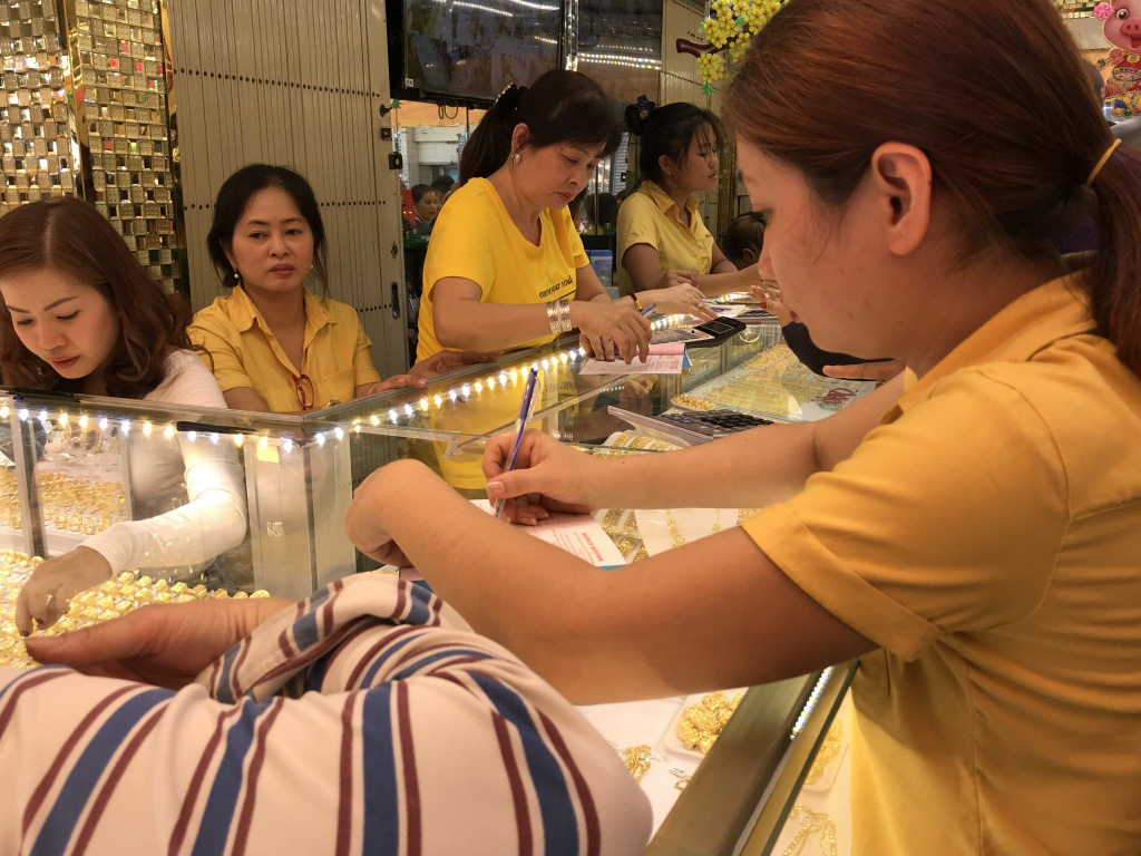 Giá vàng tăng sốc ngày cuối năm, vượt mốc 43 triệu đồng mỗi lượng, chưa đầy 10 ngày đã tăng hơn triệu đồng - Ảnh 1. Giá vàng tăng sốc ngày cuối năm, vượt mốc 43 triệu đồng mỗi lượng, chưa đầy 10 ngày đã tăng hơn triệu đồng - Ảnh 1.