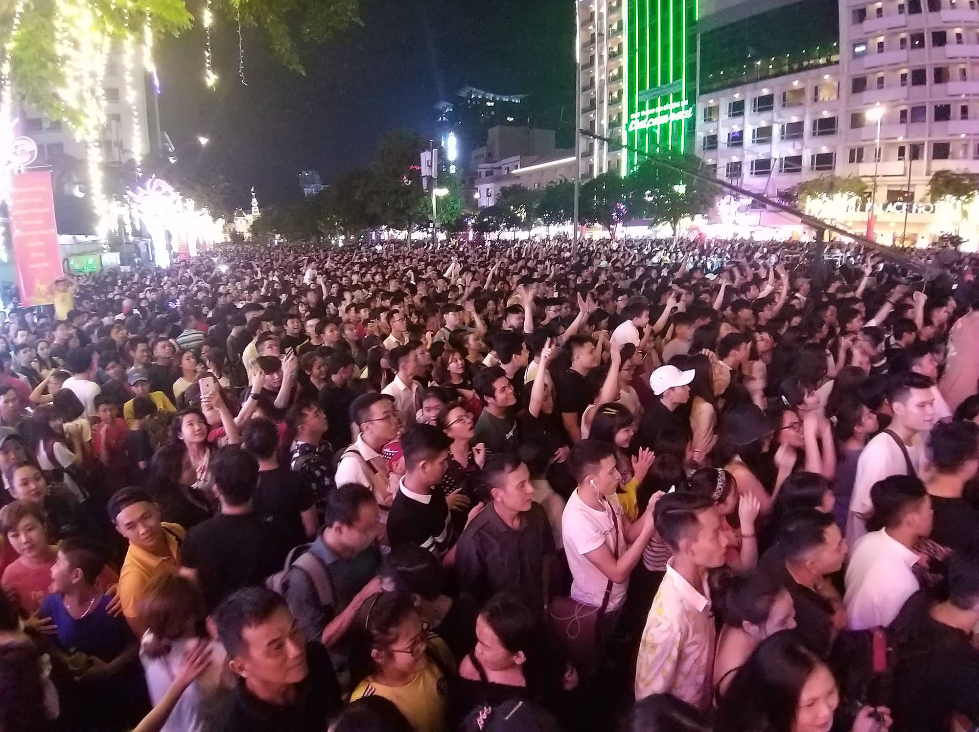 Người dân TP HCM đổ về trung tâm đón năm mới, phố đi bộ Nguyễn Huệ không còn chỗ chen chân - Ảnh 12. Người dân TP HCM đổ về trung tâm đón năm mới, phố đi bộ Nguyễn Huệ không còn chỗ chen chân - Ảnh 12.