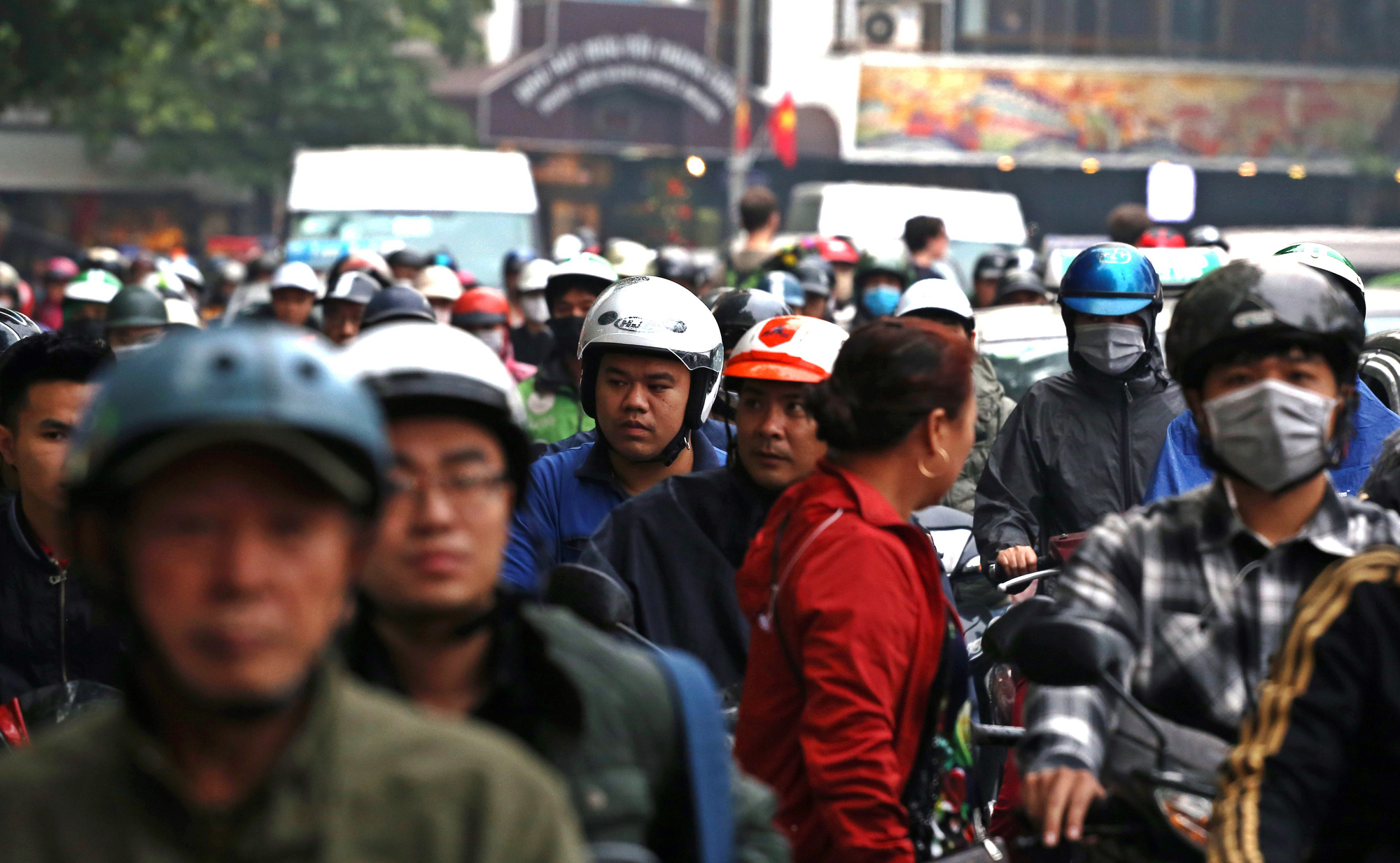 Người dân đổ về phố đi bộ xem đếm ngược chào năm mới, đường Đinh Tiên Hoàng ùn tắc - Ảnh 9. Người dân đổ về phố đi bộ xem đếm ngược chào năm mới, đường Đinh Tiên Hoàng ùn tắc - Ảnh 9.