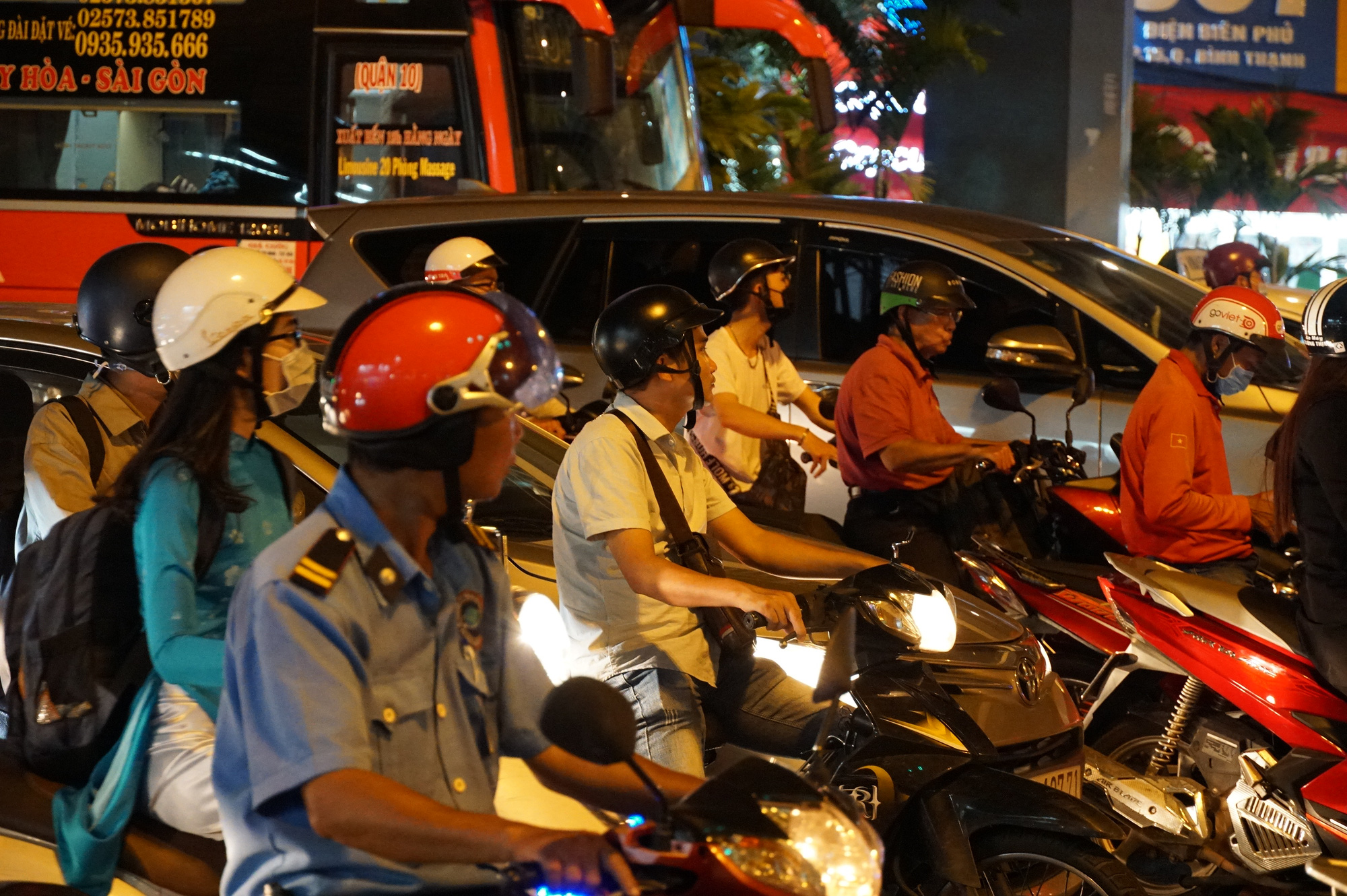 Dân Sài Gòn đổ về trung tâm, háo hức chờ đón năm mới 2020 - Ảnh 2. Dân Sài Gòn đổ về trung tâm, háo hức chờ đón năm mới 2020 - Ảnh 2.