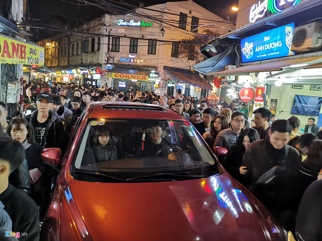 Ôtô kẹt giữa phố Tây, xe cấp cứu chen giữa biển người đêm cuối năm - Ảnh 6. Ôtô kẹt giữa phố Tây, xe cấp cứu chen giữa biển người đêm cuối năm - Ảnh 6.
