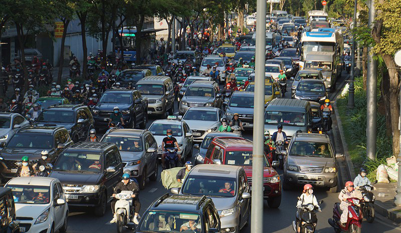 Cửa ngõ Tân Sơn Nhất kẹt cứng ngày cuối năm - Ảnh 5. Cửa ngõ Tân Sơn Nhất kẹt cứng ngày cuối năm - Ảnh 5.