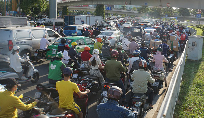 Cửa ngõ Tân Sơn Nhất kẹt cứng ngày cuối năm - Ảnh 4. Cửa ngõ Tân Sơn Nhất kẹt cứng ngày cuối năm - Ảnh 4.