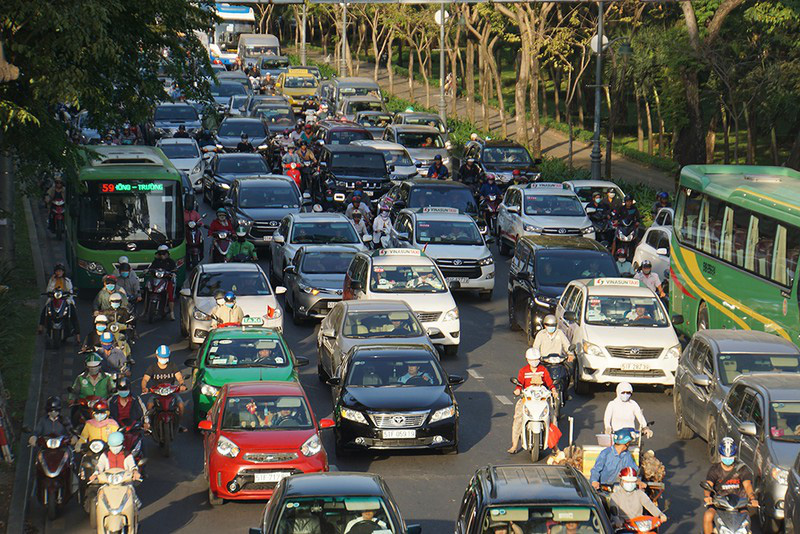 Cửa ngõ Tân Sơn Nhất kẹt cứng ngày cuối năm - Ảnh 1. Cửa ngõ Tân Sơn Nhất kẹt cứng ngày cuối năm - Ảnh 1.