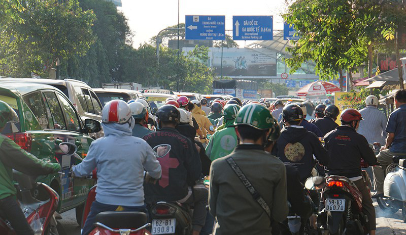 Cửa ngõ Tân Sơn Nhất kẹt cứng ngày cuối năm - Ảnh 2. Cửa ngõ Tân Sơn Nhất kẹt cứng ngày cuối năm - Ảnh 2.