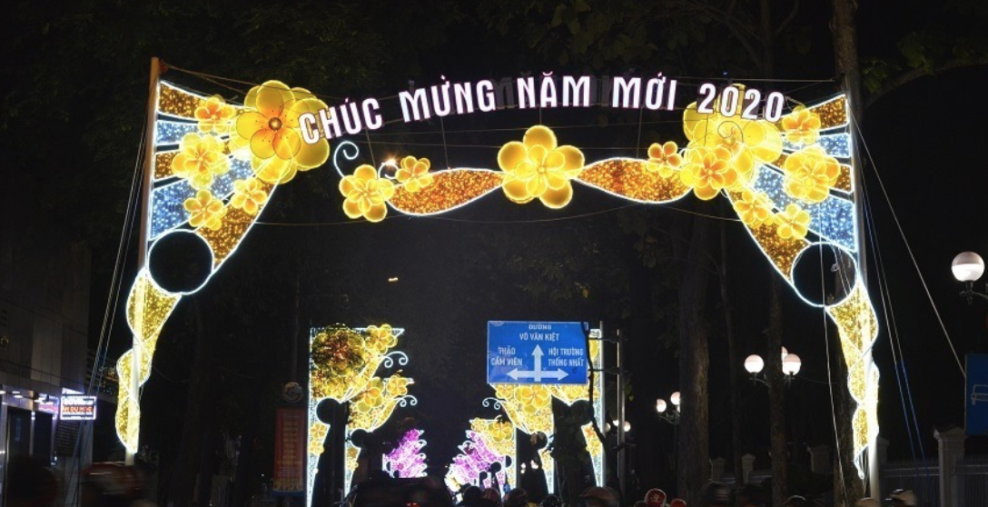 Dân Sài Gòn đổ về trung tâm, háo hức chờ đón năm mới 2020 - Ảnh 5. Dân Sài Gòn đổ về trung tâm, háo hức chờ đón năm mới 2020 - Ảnh 5.