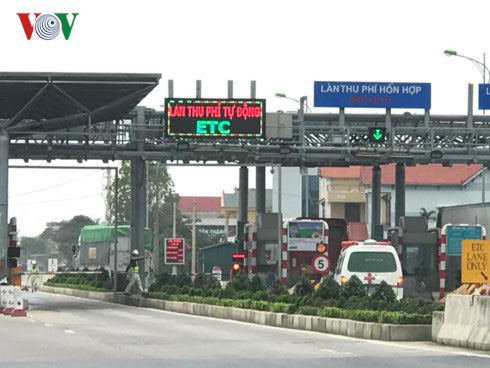 Thu phí tự động như 'gà mắc tóc', Bộ GTVT thừa nhận chậm trễ - Ảnh 1. Thu phí tự động như 'gà mắc tóc', Bộ GTVT thừa nhận chậm trễ - Ảnh 1.