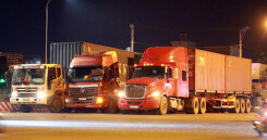 Khổ vì... thiếu bãi đậu xe, xe tải và container phải đậu tạm trên đường