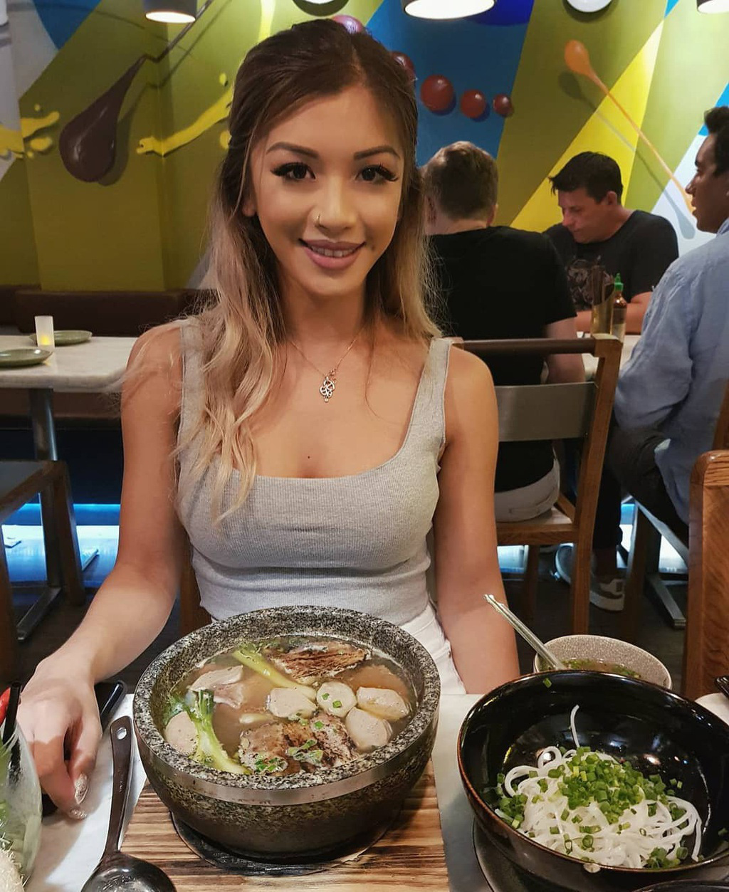 Có gì trong tô phở giá 100 USD nổi tiếng ở TP HCM - Ảnh 5. Có gì trong tô phở giá 100 USD nổi tiếng ở TP HCM - Ảnh 5.