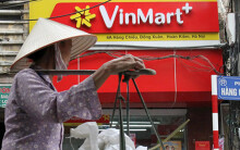 Báo nước ngoài nói gì về cái bắt tay giữa hai tỉ phú Việt Nam Phạm Nhật Vượng và Nguyễn Đăng Quang?
