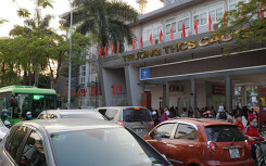 Ùn tắc cổng trường học ở Hà Nội: Xe máy, ô tô của phụ huynh tràn lan trên hè, dưới đường