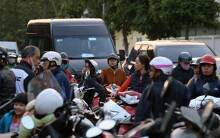 Ùn tắc cổng trường học ở Hà Nội: Đổi giờ, xây dựng xe buýt học đường