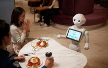 SoftBank mở quán cà phê phục vụ bằng robot đầu tiên trên thế giới tại Nhật Bản