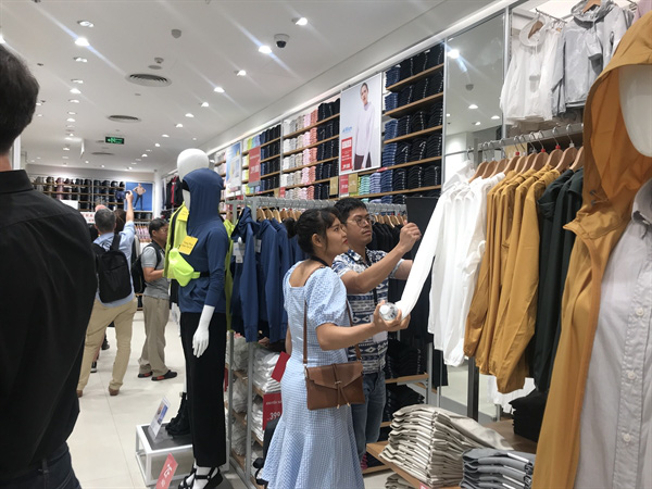 Tỉ phú Tadashi Yanai: Tôi sẽ không giảm giá để giành khách hàng mà muốn giành cảm tình của họ bằng chất lượng, bằng sự gần gũi trên từng sản phẩm của Uniqlo - Ảnh 4. Tỉ phú Tadashi Yanai: Tôi sẽ không giảm giá để giành khách hàng mà muốn giành cảm tình của họ bằng chất lượng, bằng sự gần gũi trên từng sản phẩm của Uniqlo - Ảnh 4.