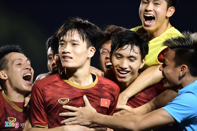 Hàng trăm người đặt tour xem chung kết bóng đá SEA Games 30 - Ảnh 1.