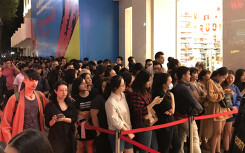 Qua 3 ngày khai trương, hàng nghìn người vẫn đổ về Uniqlo Sài Gòn xếp hàng, đường Lê Thánh Tôn, Đồng Khởi kẹt cứng tối chủ nhật