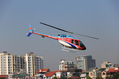 Kỳ thú bay trực thăng ngắm sông Hồng, Hà Nội - Ảnh 1.