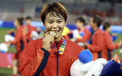 Giúp Việt Nam đánh bại Thái Lan, vô địch SEA Games 30, nữ cầu thủ Hải Yến đang nhận mưa phần thưởng từ doanh nghiệp