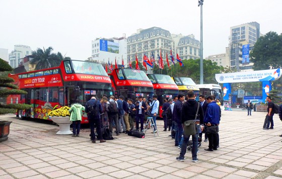 Phóng viên quốc tế thích thú trải nghiệm ngắm Hà Nội từ xe bus 2 tầng - Ảnh 2. Phóng viên quốc tế thích thú trải nghiệm ngắm Hà Nội từ xe bus 2 tầng - Ảnh 2.