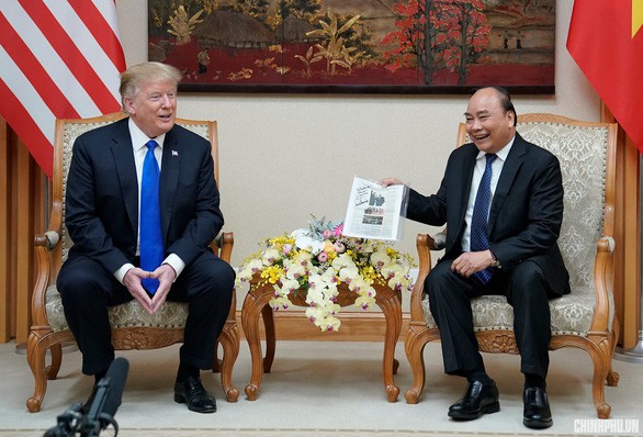 Trên Air Force One, Tổng thống Trump cảm ơn Việt Nam - Ảnh 3. Trên Air Force One, Tổng thống Trump cảm ơn Việt Nam - Ảnh 3.