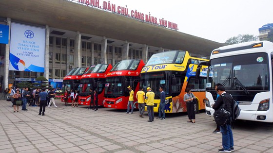 Phóng viên quốc tế thích thú trải nghiệm ngắm Hà Nội từ xe bus 2 tầng - Ảnh 3. Phóng viên quốc tế thích thú trải nghiệm ngắm Hà Nội từ xe bus 2 tầng - Ảnh 3.