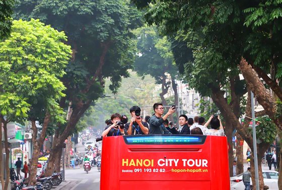Phóng viên quốc tế thích thú trải nghiệm ngắm Hà Nội từ xe bus 2 tầng - Ảnh 5. Phóng viên quốc tế thích thú trải nghiệm ngắm Hà Nội từ xe bus 2 tầng - Ảnh 5.
