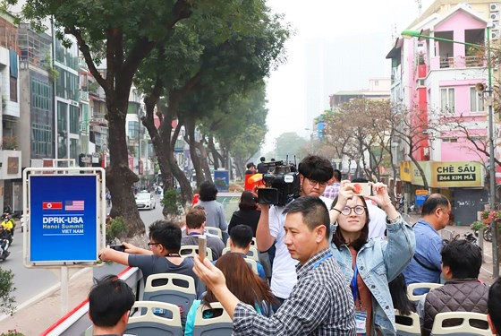 Phóng viên quốc tế thích thú trải nghiệm ngắm Hà Nội từ xe bus 2 tầng - Ảnh 6. Phóng viên quốc tế thích thú trải nghiệm ngắm Hà Nội từ xe bus 2 tầng - Ảnh 6.