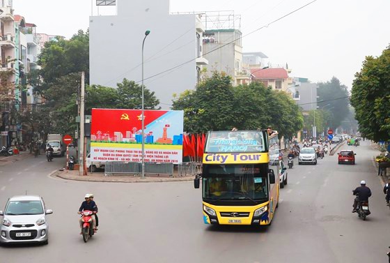 Phóng viên quốc tế thích thú trải nghiệm ngắm Hà Nội từ xe bus 2 tầng - Ảnh 8. Phóng viên quốc tế thích thú trải nghiệm ngắm Hà Nội từ xe bus 2 tầng - Ảnh 8.