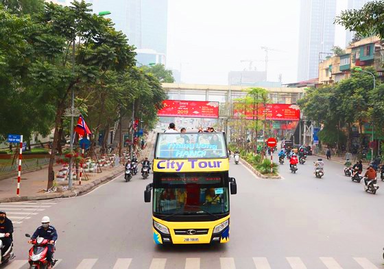 Phóng viên quốc tế thích thú trải nghiệm ngắm Hà Nội từ xe bus 2 tầng - Ảnh 10. Phóng viên quốc tế thích thú trải nghiệm ngắm Hà Nội từ xe bus 2 tầng - Ảnh 10.