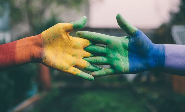Cha mẹ tôi đã từng không ủng hộ cộng đồng LGBT - Ảnh 1.